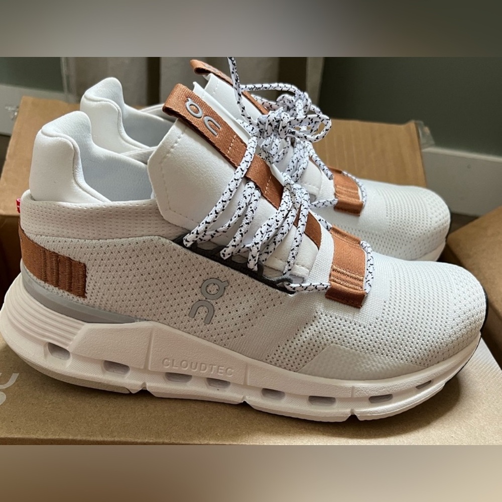 Brand new White & Pearl On Cloud Cloudnova
Lightweight Sneakers size 7